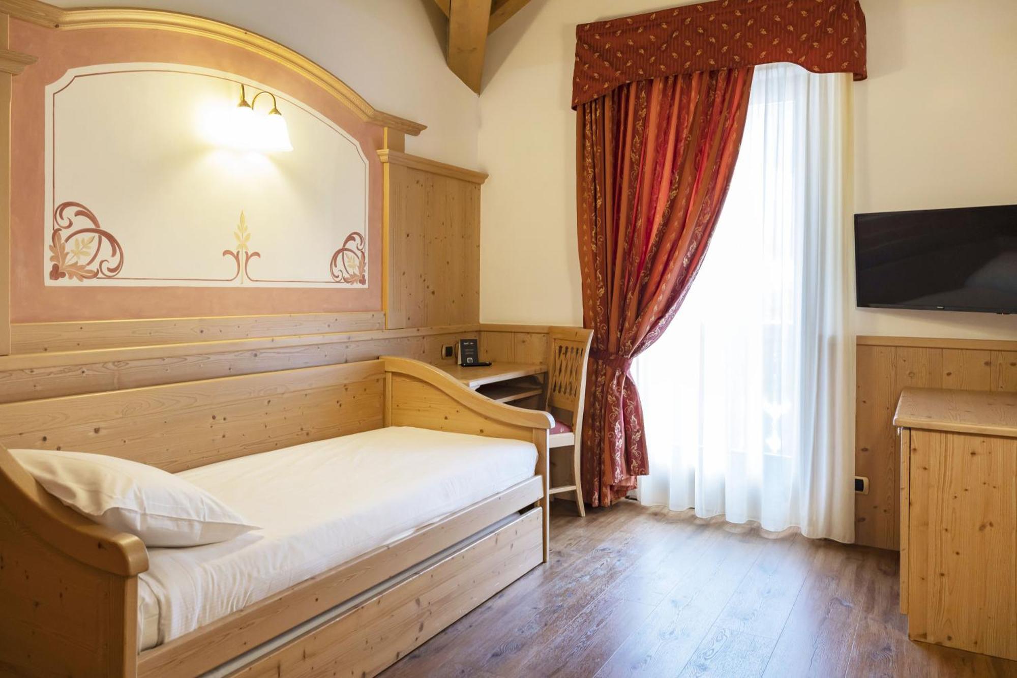 Beverly Alps Hotel & Spa Pinzolo Room photo